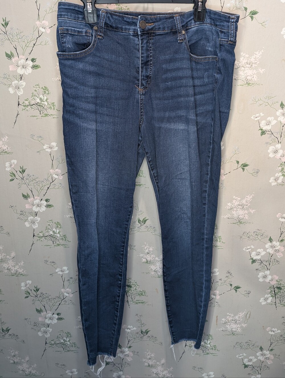 Kut from the Kloth Skinny Leg W: 17.5-19, R: 12, I: 26